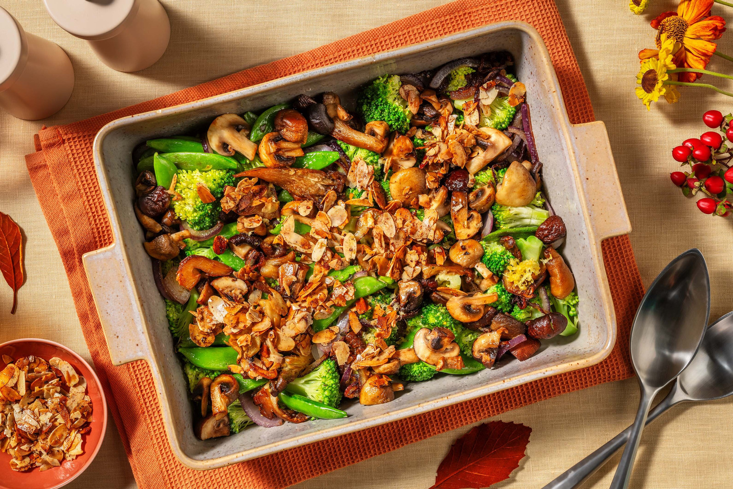 Pois mange-tout, brocoli et champignons au citron et à l'ail