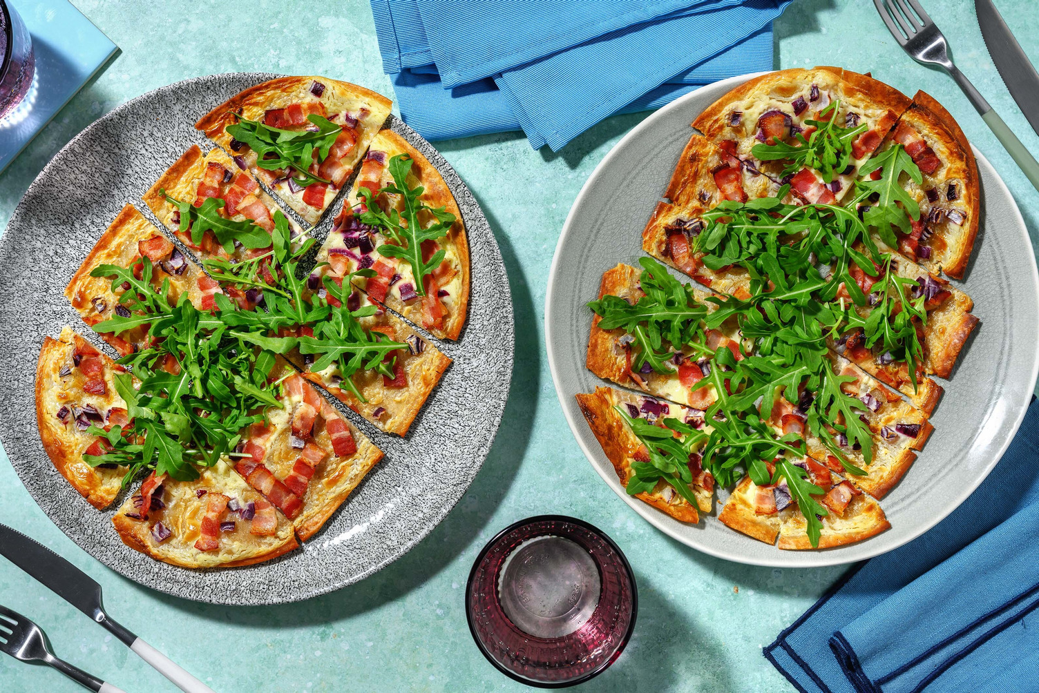 Flammkuchen met spek, ui en zure room