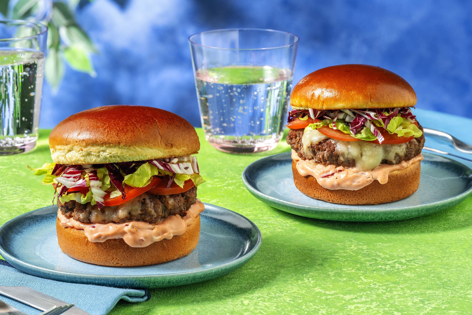 Cheeseburger sur pain brioché et sauce cocktail