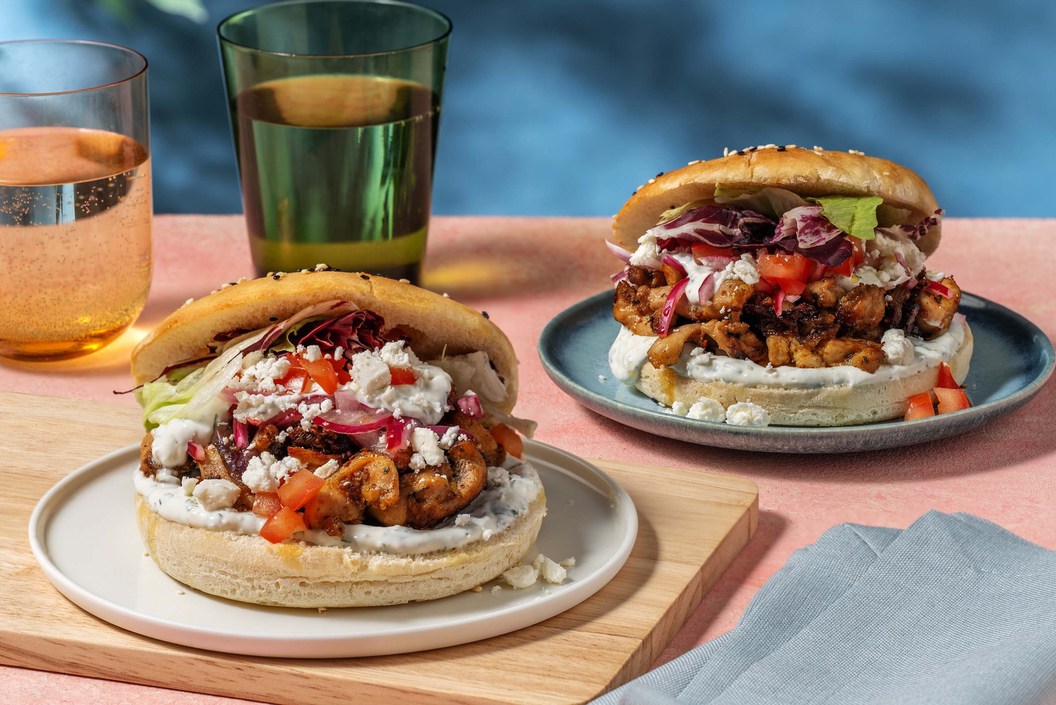 Pain turc au poulet aux épices kebab et sauce au yaourt à l'ail