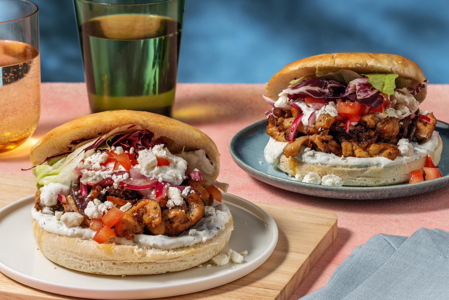 Pitabroodjes met kip kebab en yoghurt-knoflooksaus 