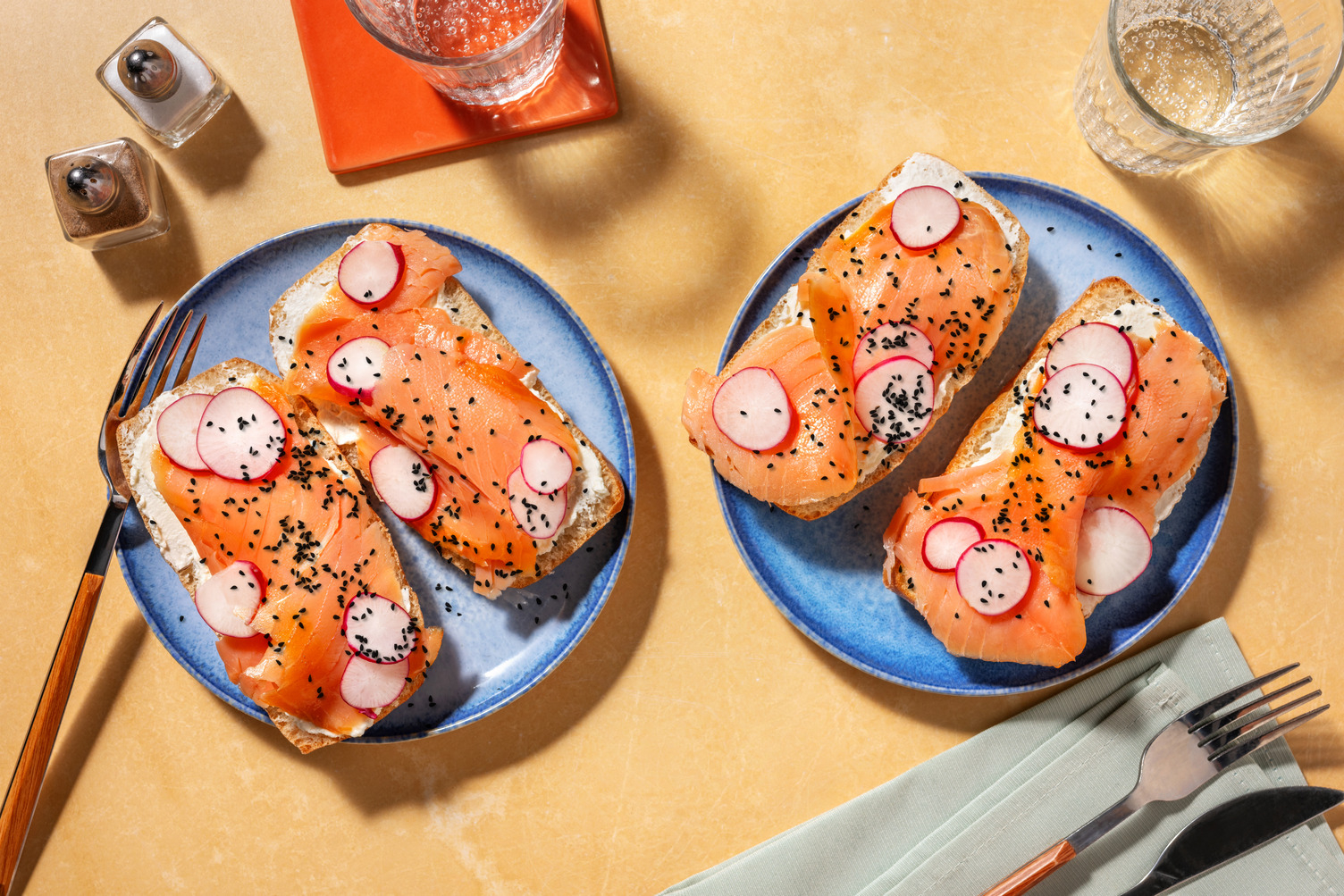 Zwei Mal Räucherlachs-Brötchen