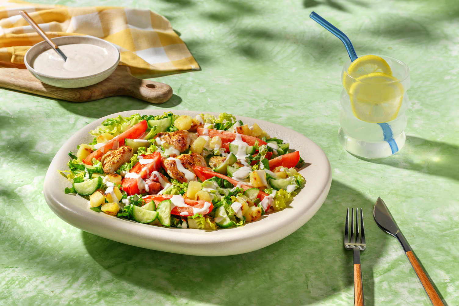 Tijuana-Caesar Salad mit Chicken, dazu eine Limo