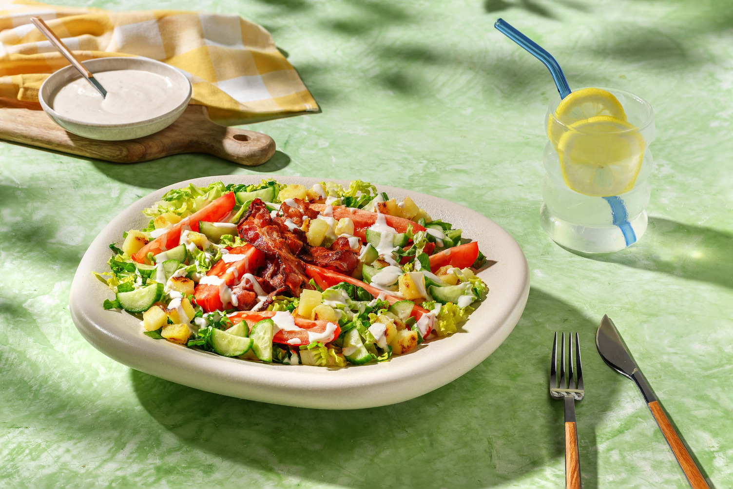 Caesar Salad mit Speck, dazu eine Limo