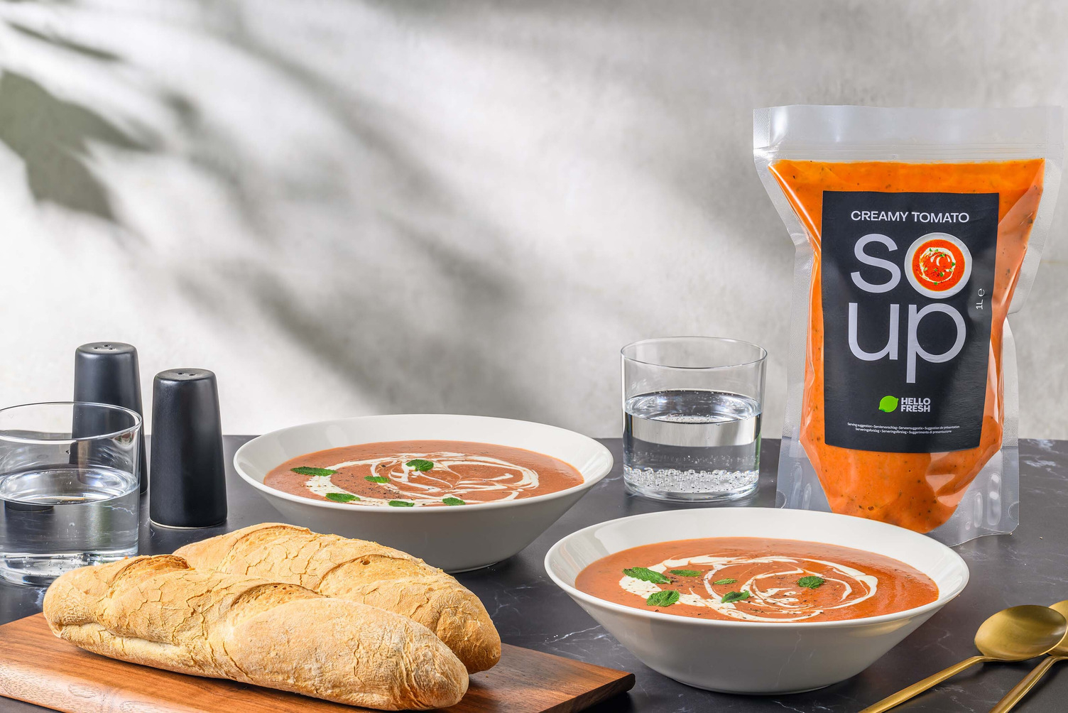 Verse tomatencrèmesoep met demi-baguette