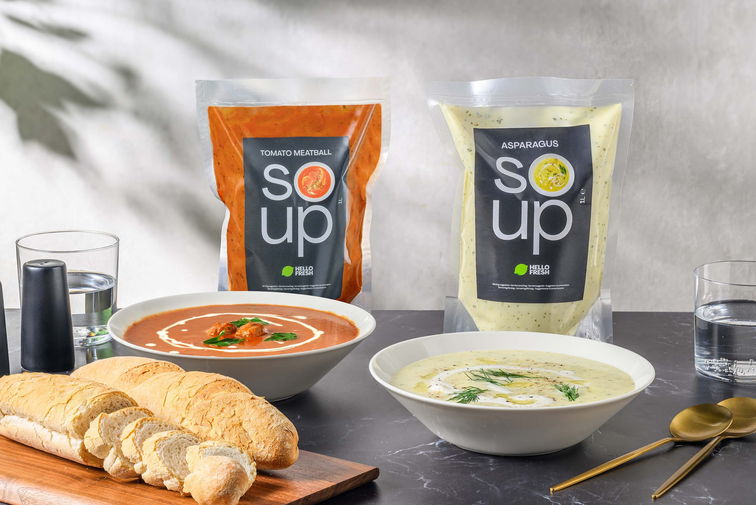 Soep Bundel: Verse tomatensoep met balletjes en witte-aspergesoep met witte demi-baguette