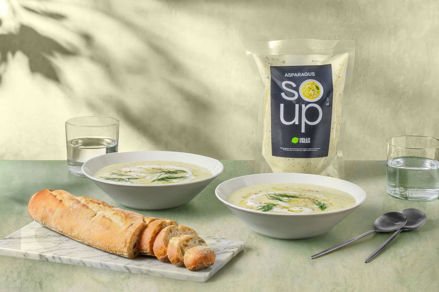 Weiße Spargelsuppe mit Baguette