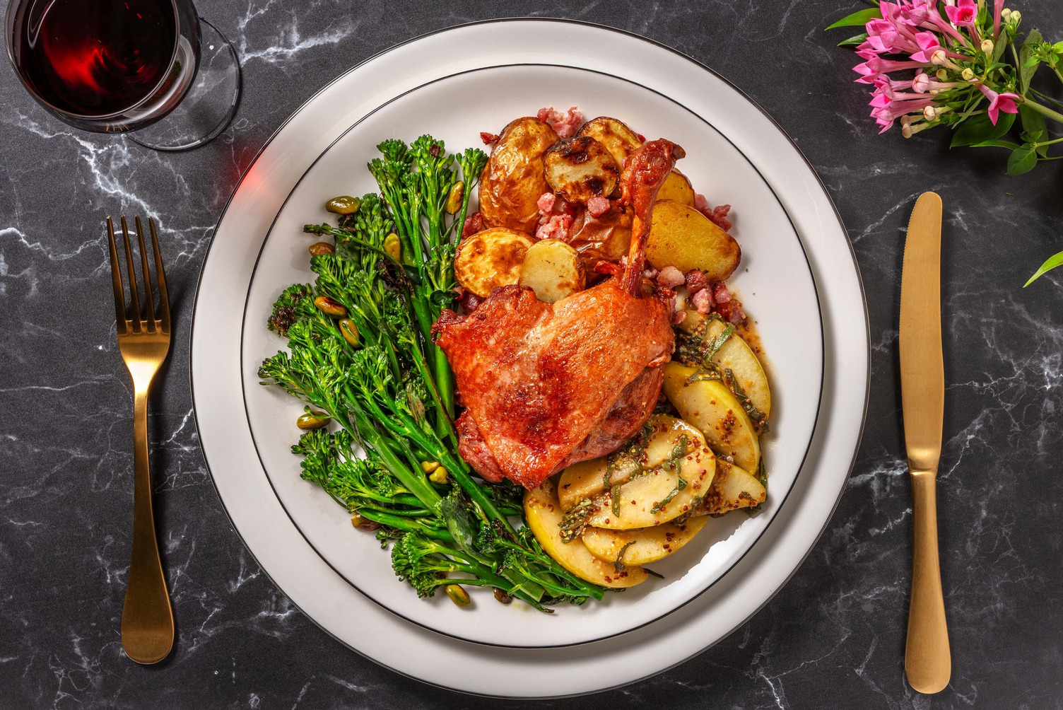 Confiterat anklår, baconpotatis och äpple