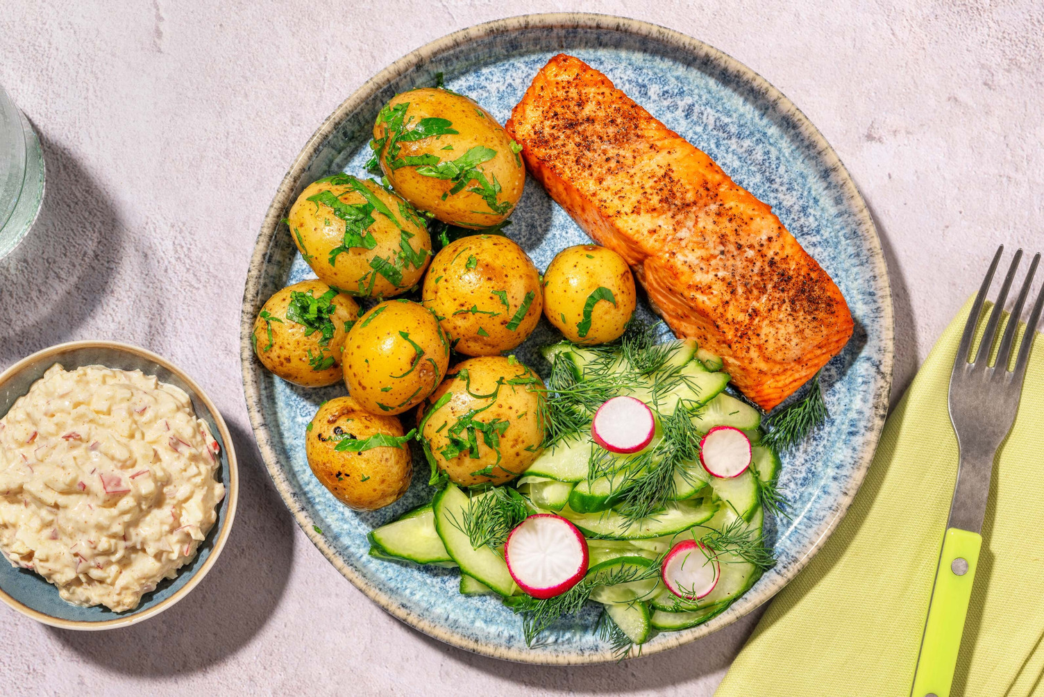 Ugnsbakad lax och curry- och äppelremoulad