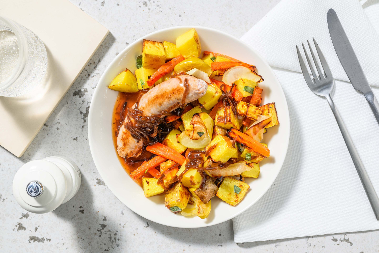 Saucisse de porc et pommes de terre rôties