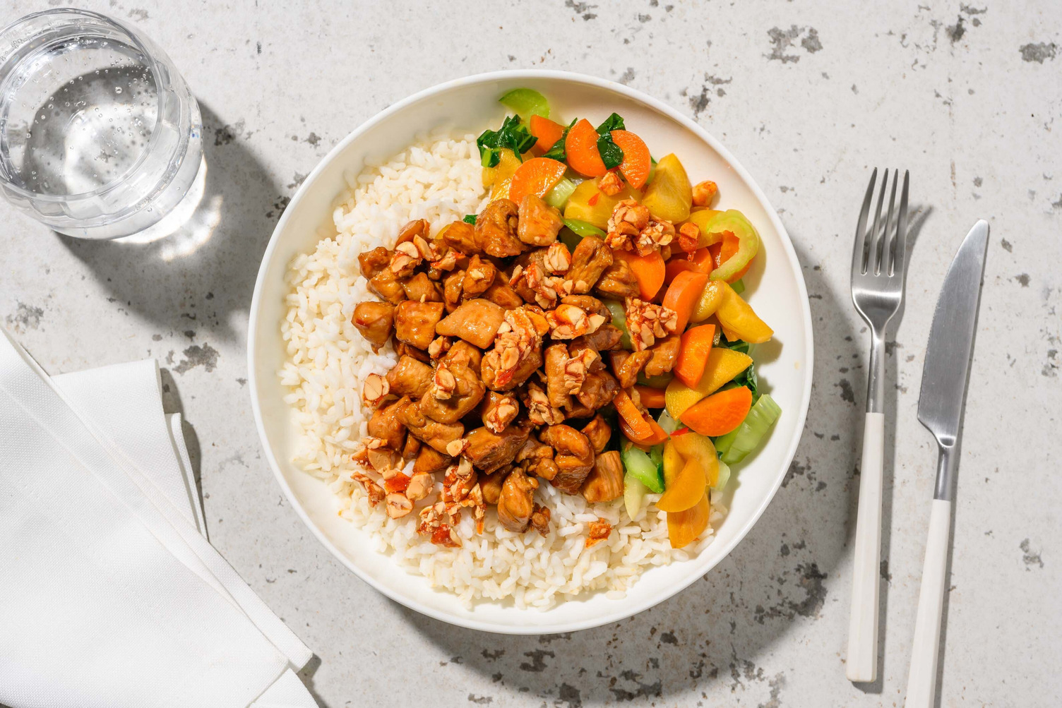 Poulet en sauce soja sucrée et cacahuètes au miel piquantes