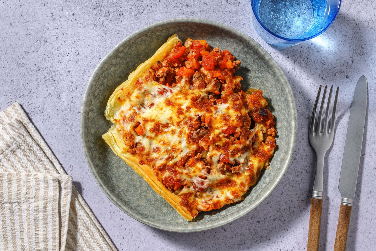 Hartige bolognesetaart met gekruid gehakt