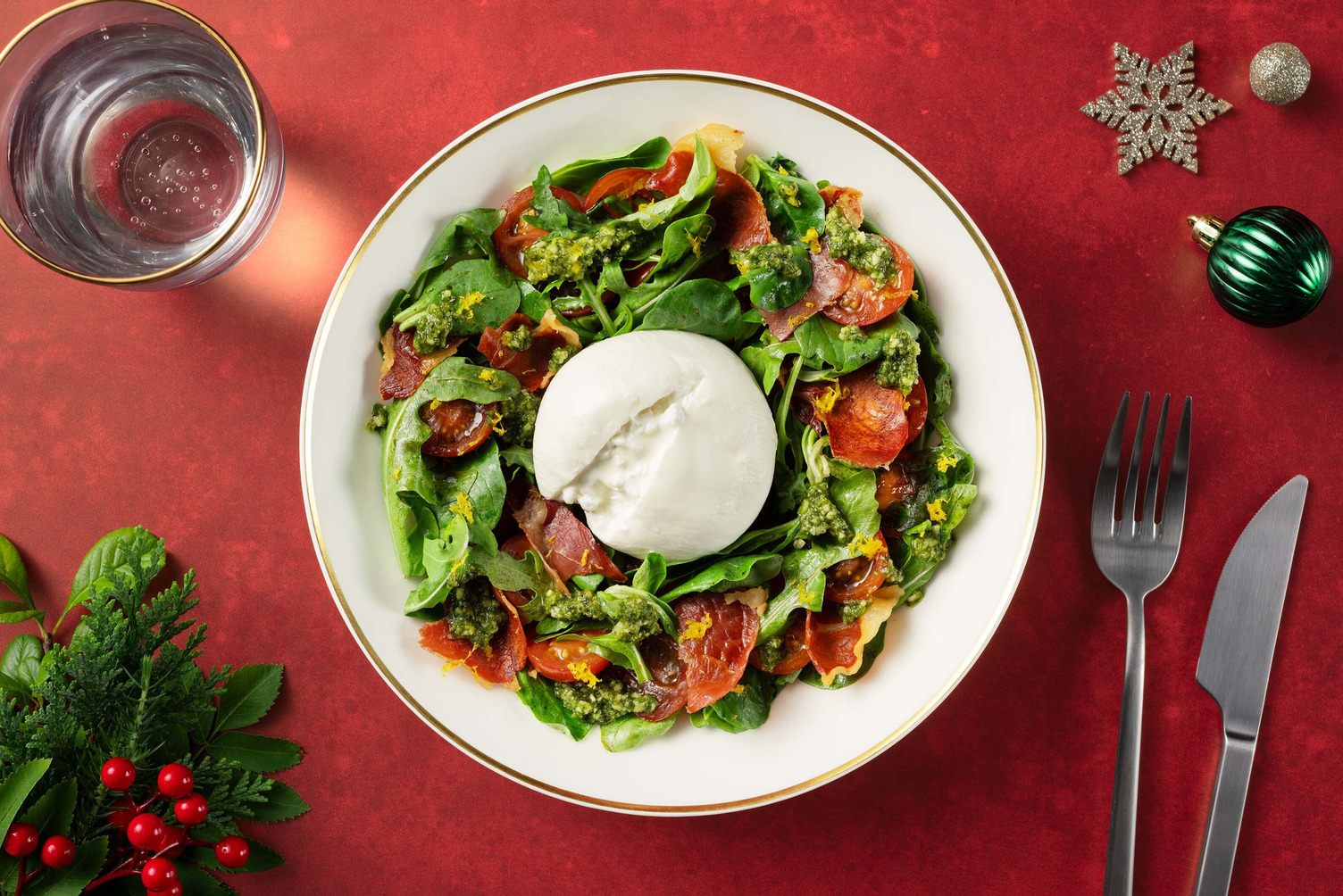 Salade gourmande garnie de burrata et miettes de jambon serrano