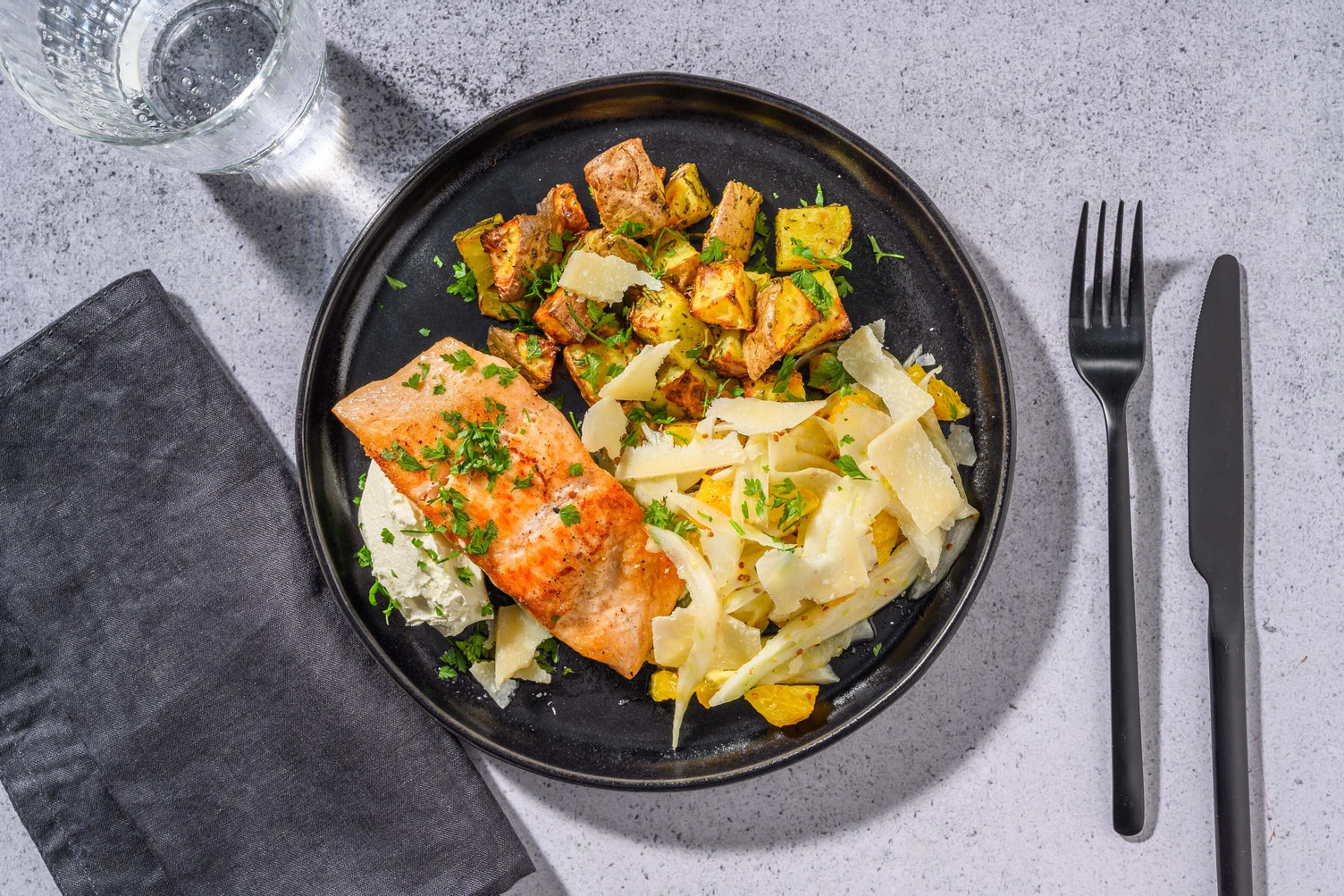 Stegt laks og appelsin-fennikelsalat