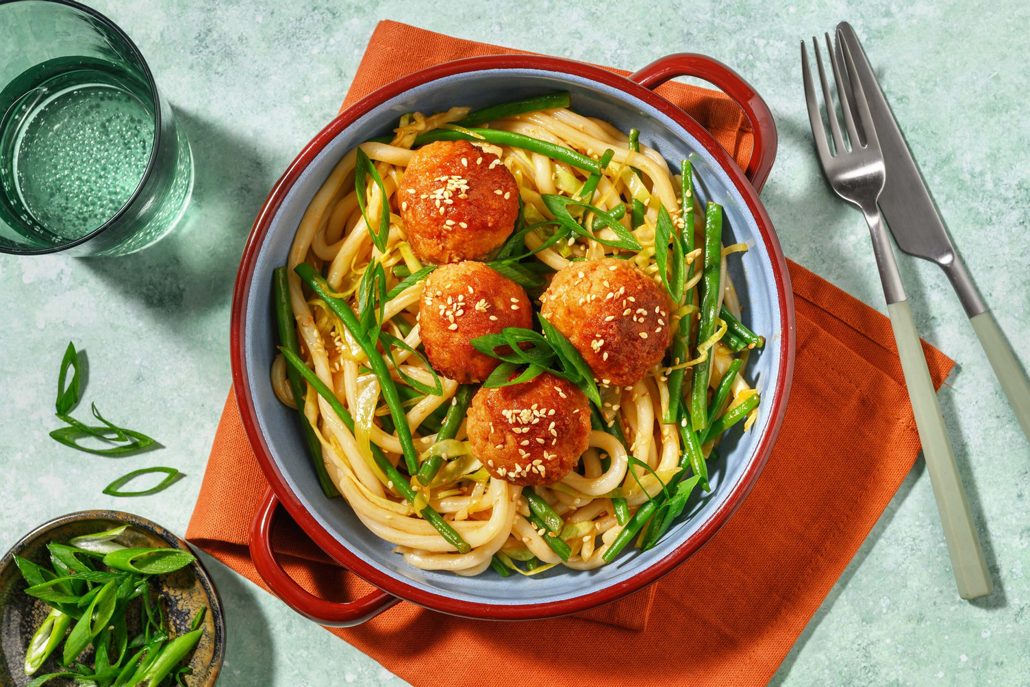 Sticky kjøttboller og nudelwok