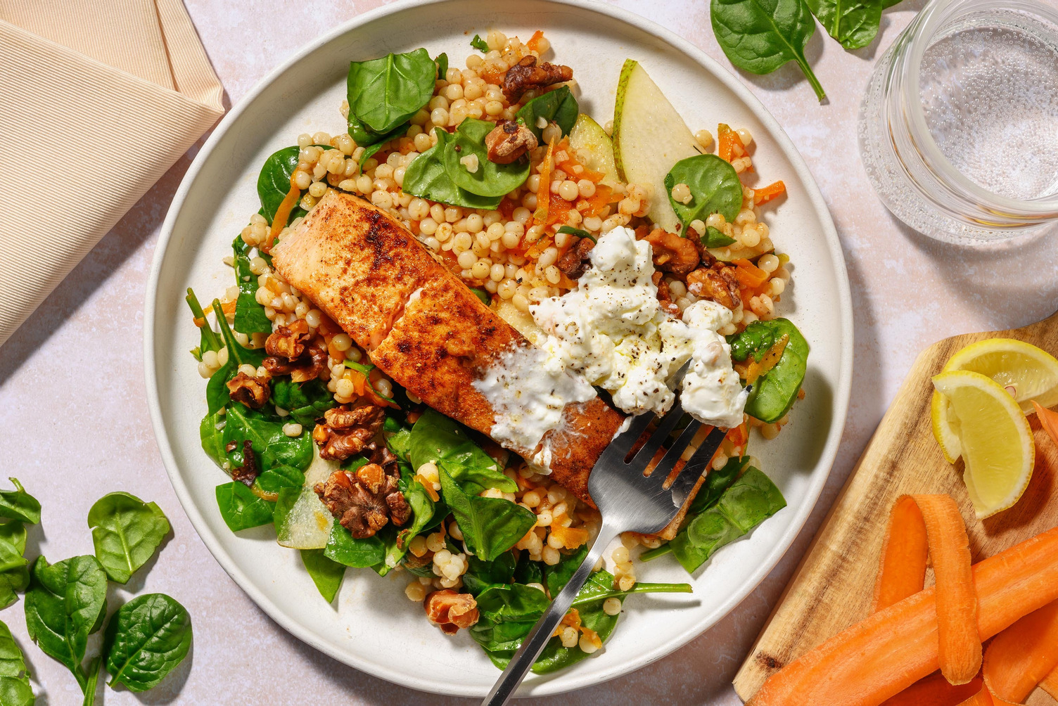 Sotad lax och morot- och pärlcouscoussallad