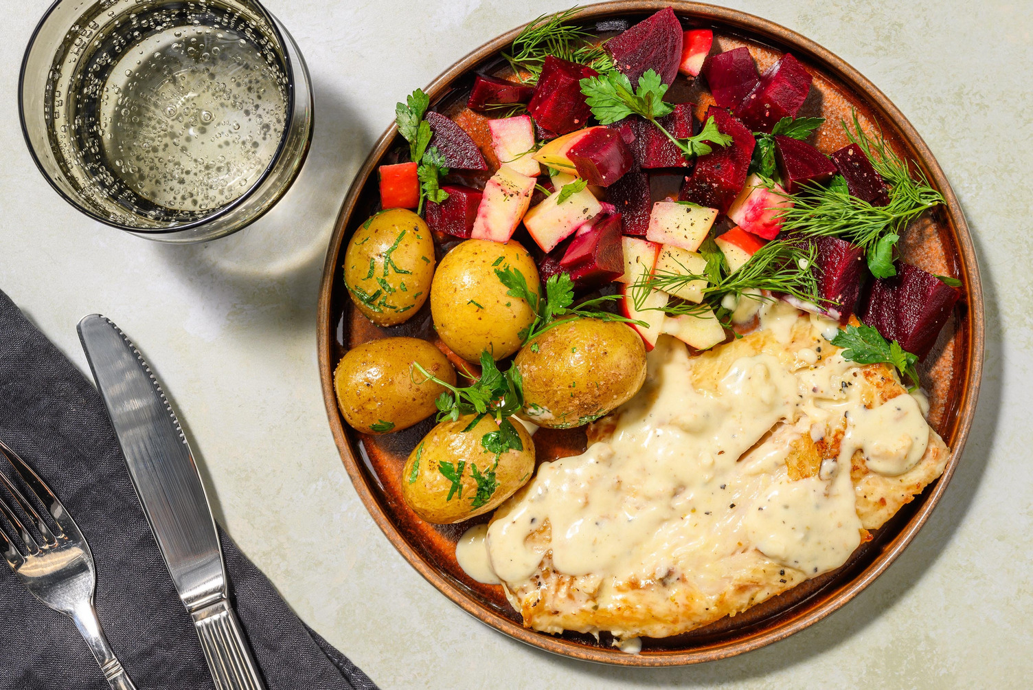 Snabb vit fisk i krämig pepparsås