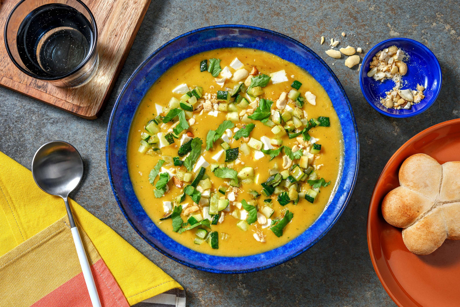 Soupe de patate douce garnie de fromage grec