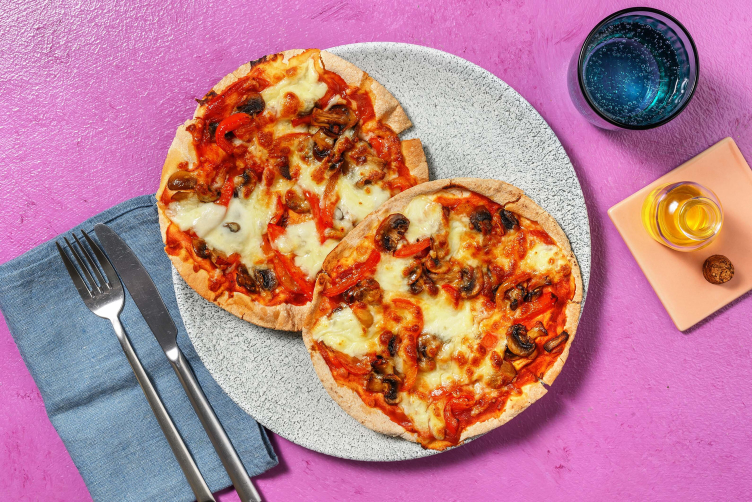 Platbroodpizza's met champignons en paprika