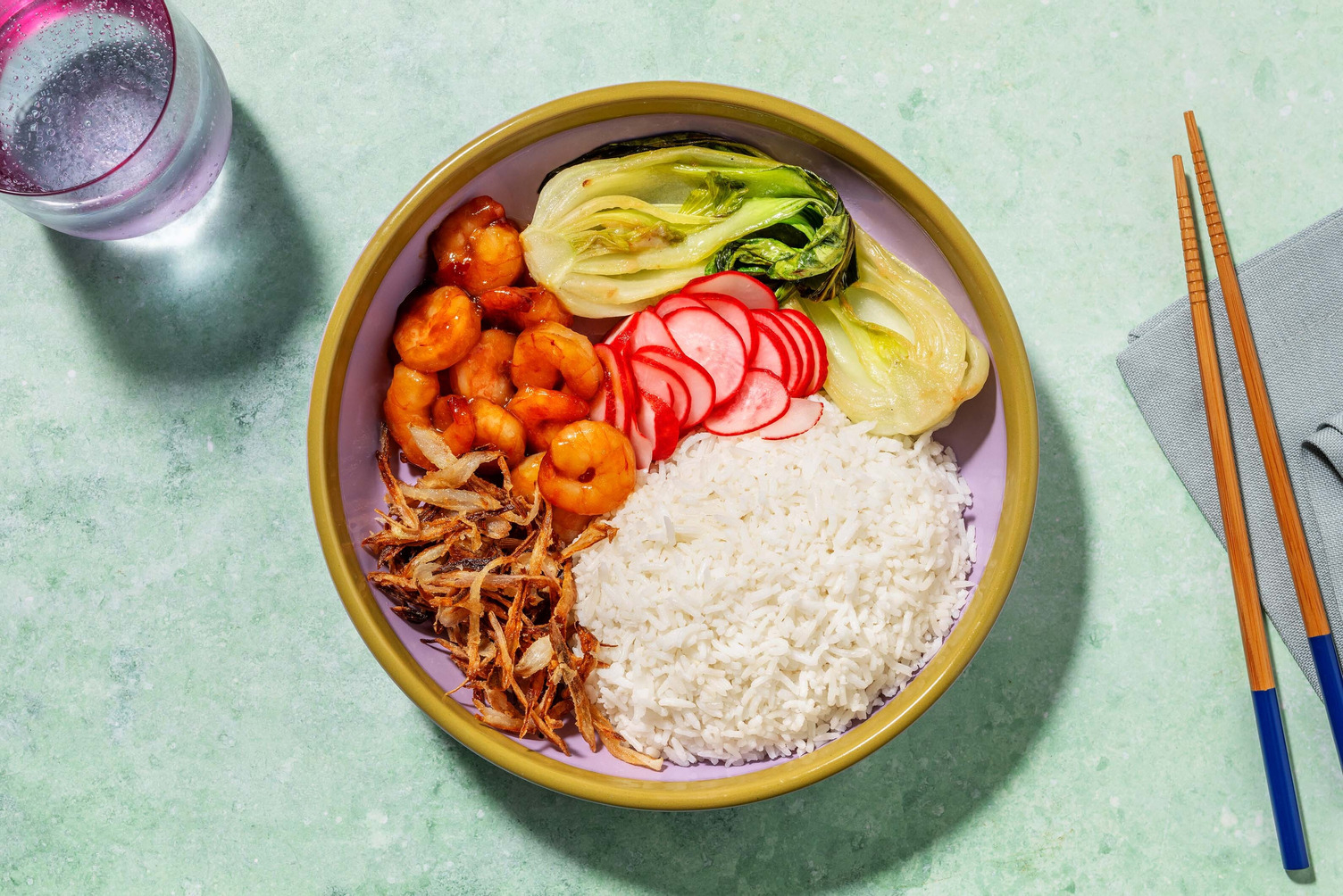 Poke bowl con gamberi teriyaki e bok choi 