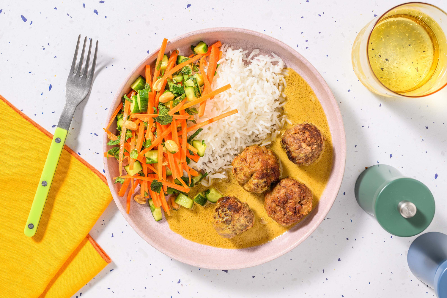 Pandestegte kødsboller i sataysauce