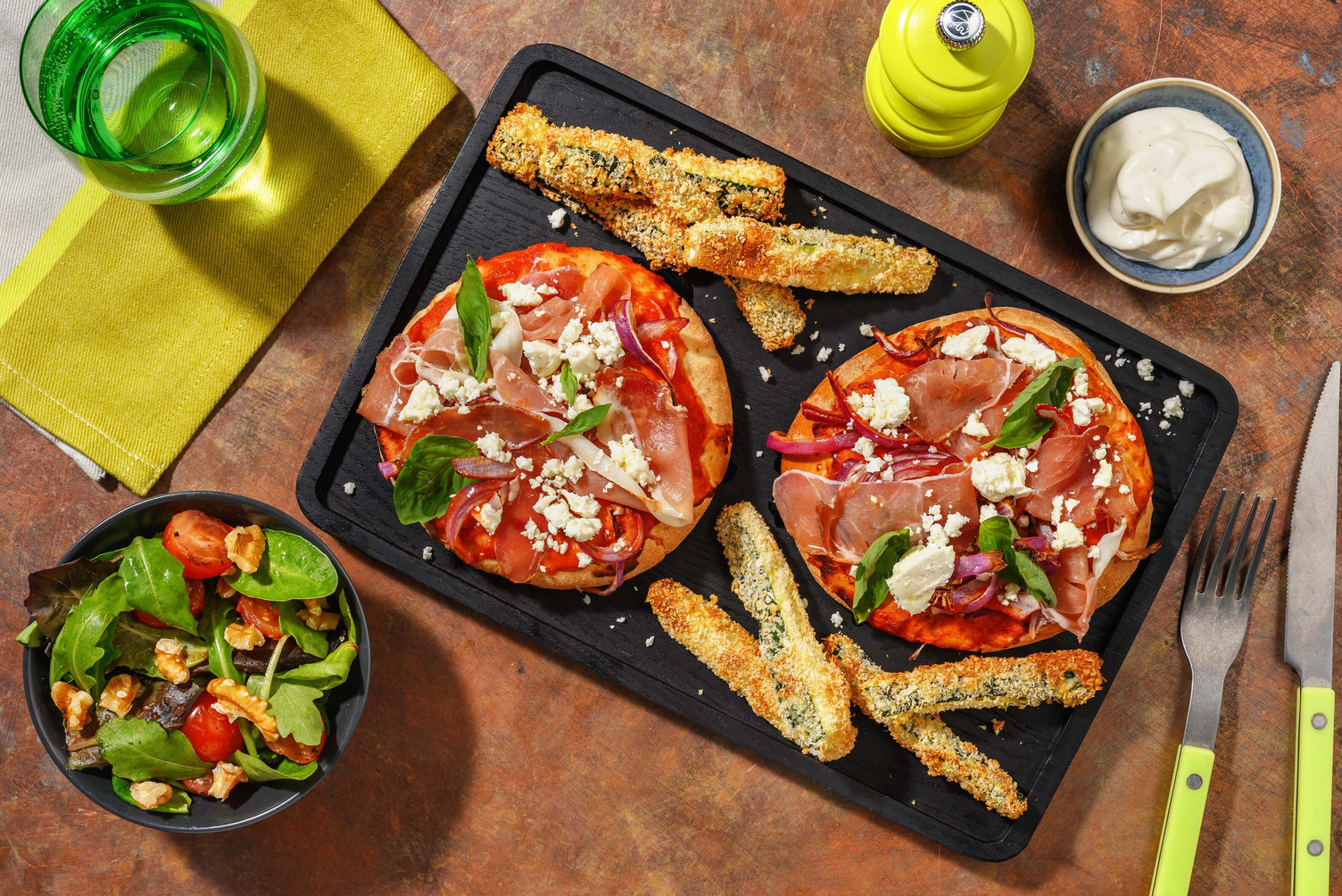 Prosciutto- og gedeosttoppet pitapizza