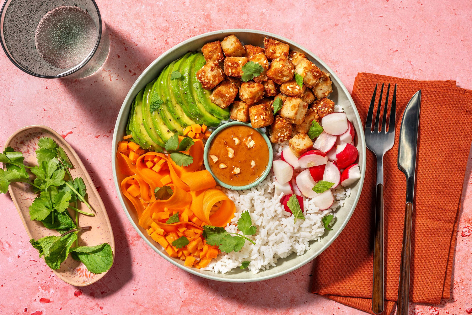 Sataykryddad tofubowl och avokado