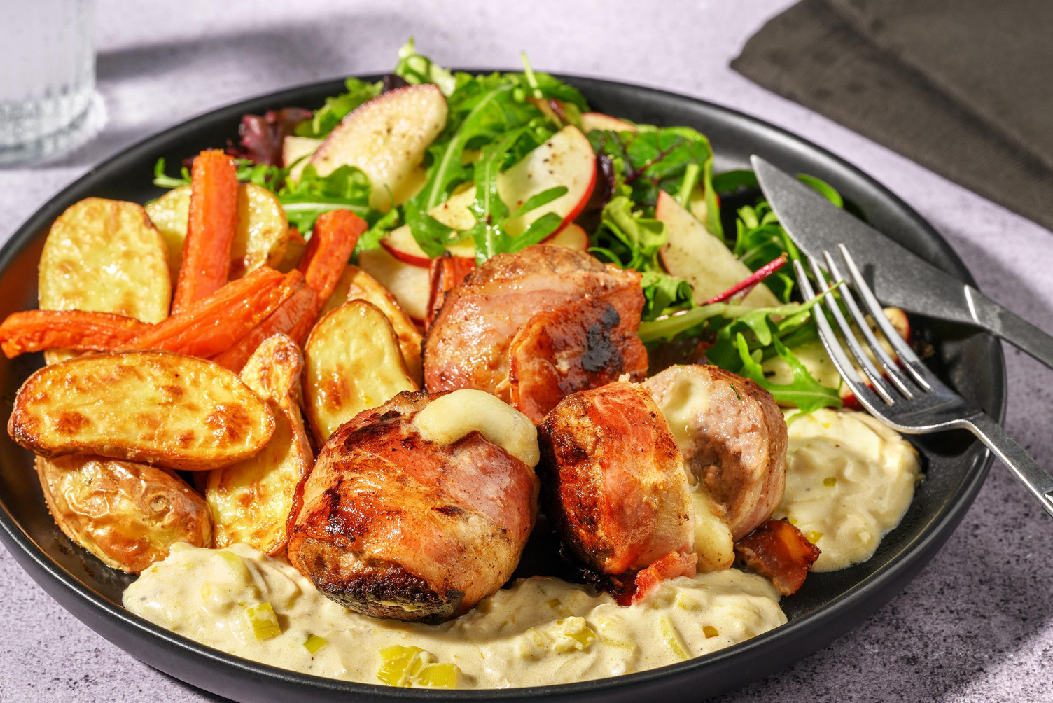 Mozzarellafyldte kødboller med bacon