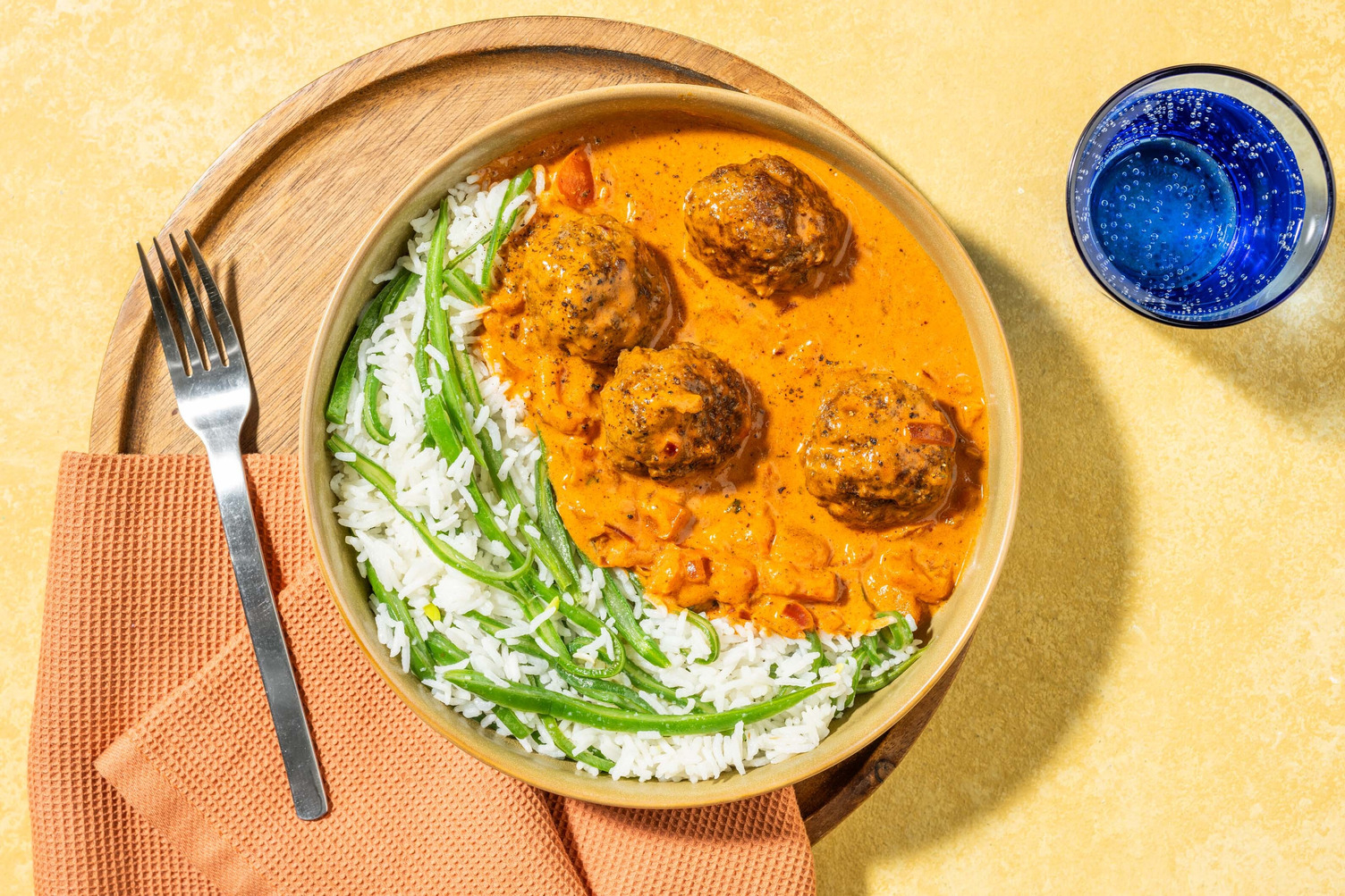 Köfte-stijl gehaktballetjes in romige currysaus