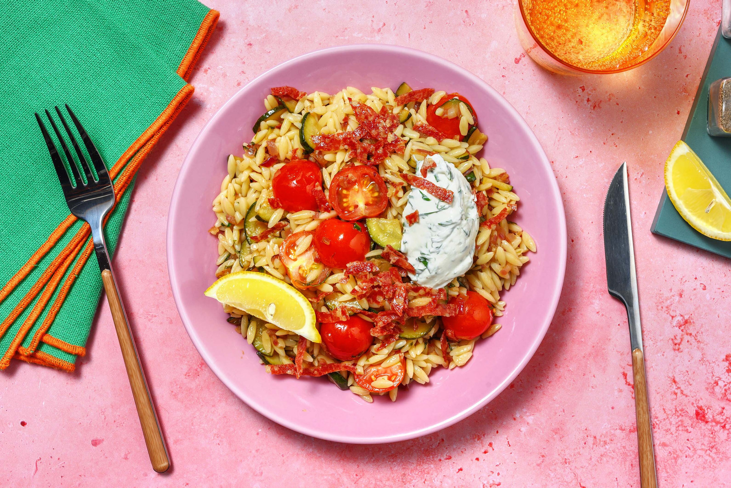 Orzosalade met salami en Parmigiano Reggiano