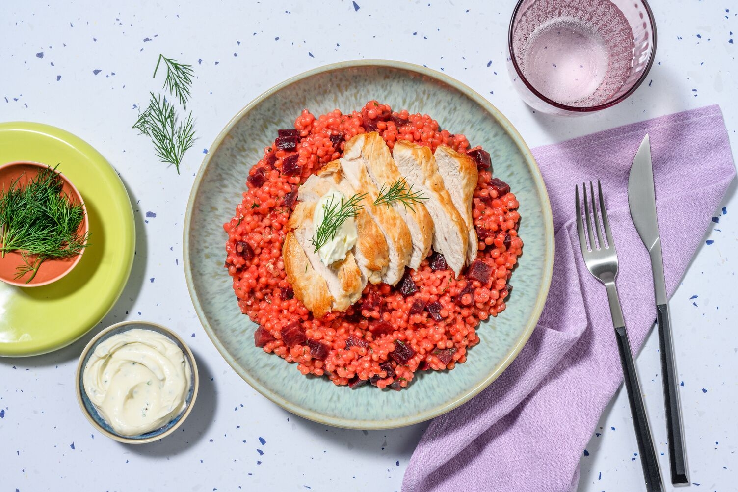 Pouletbrustfilet auf pinkem Perlcouscous-Risotto