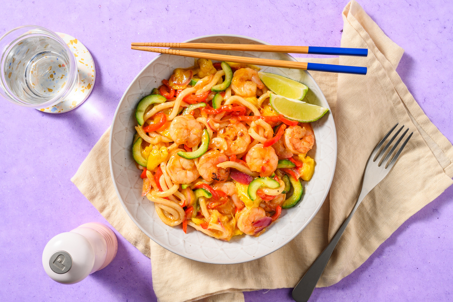 Udonnoedelsalade met scampi's en mango