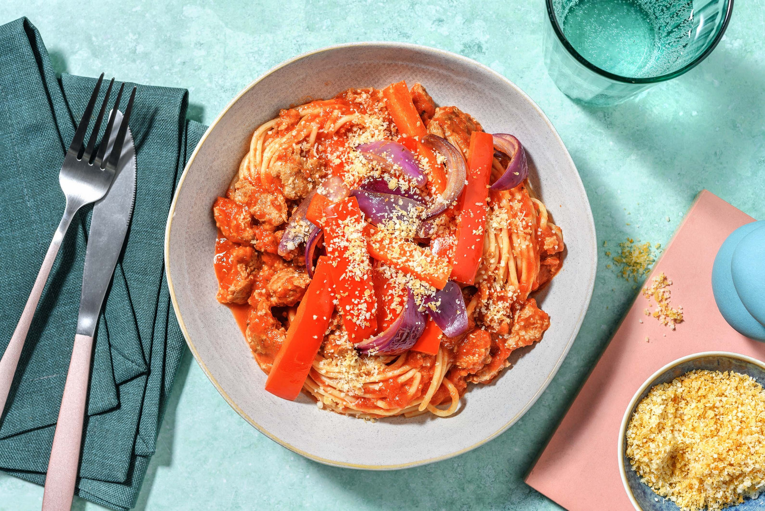 Italiensk spaghetti i svinekjøttsaus med bacon