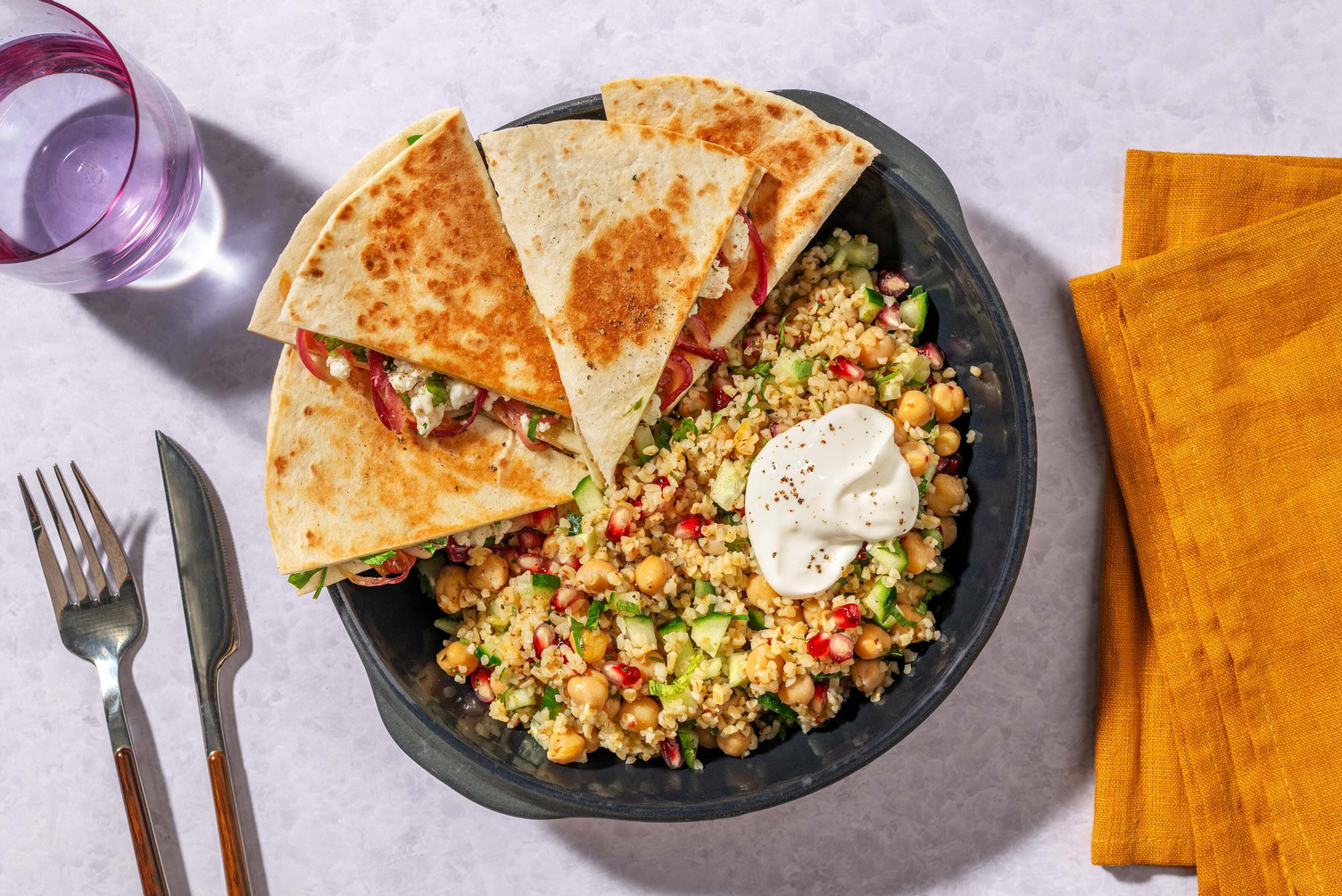 Tyrkisk inspireret salatost- og løg-'börek'