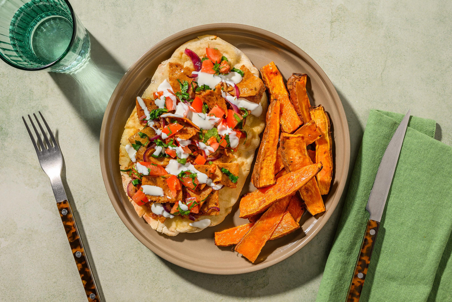 Veggiestrimler og tomatsalat på naanbrød