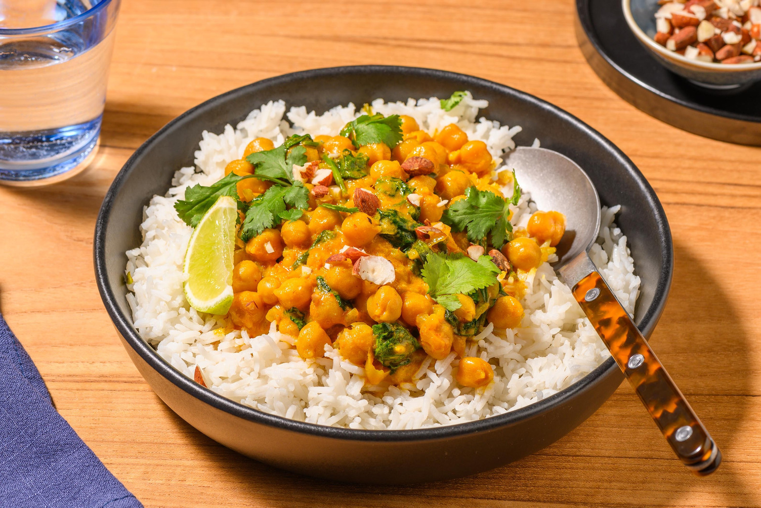 Hurtig abricoschutney- og kikærtekarry