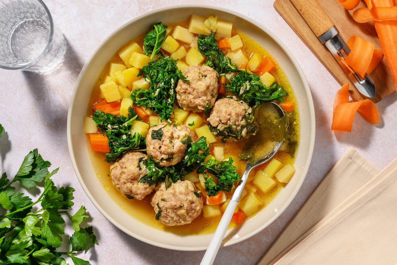 Rustikk rotgrønnsak- og kjøttbollesuppe