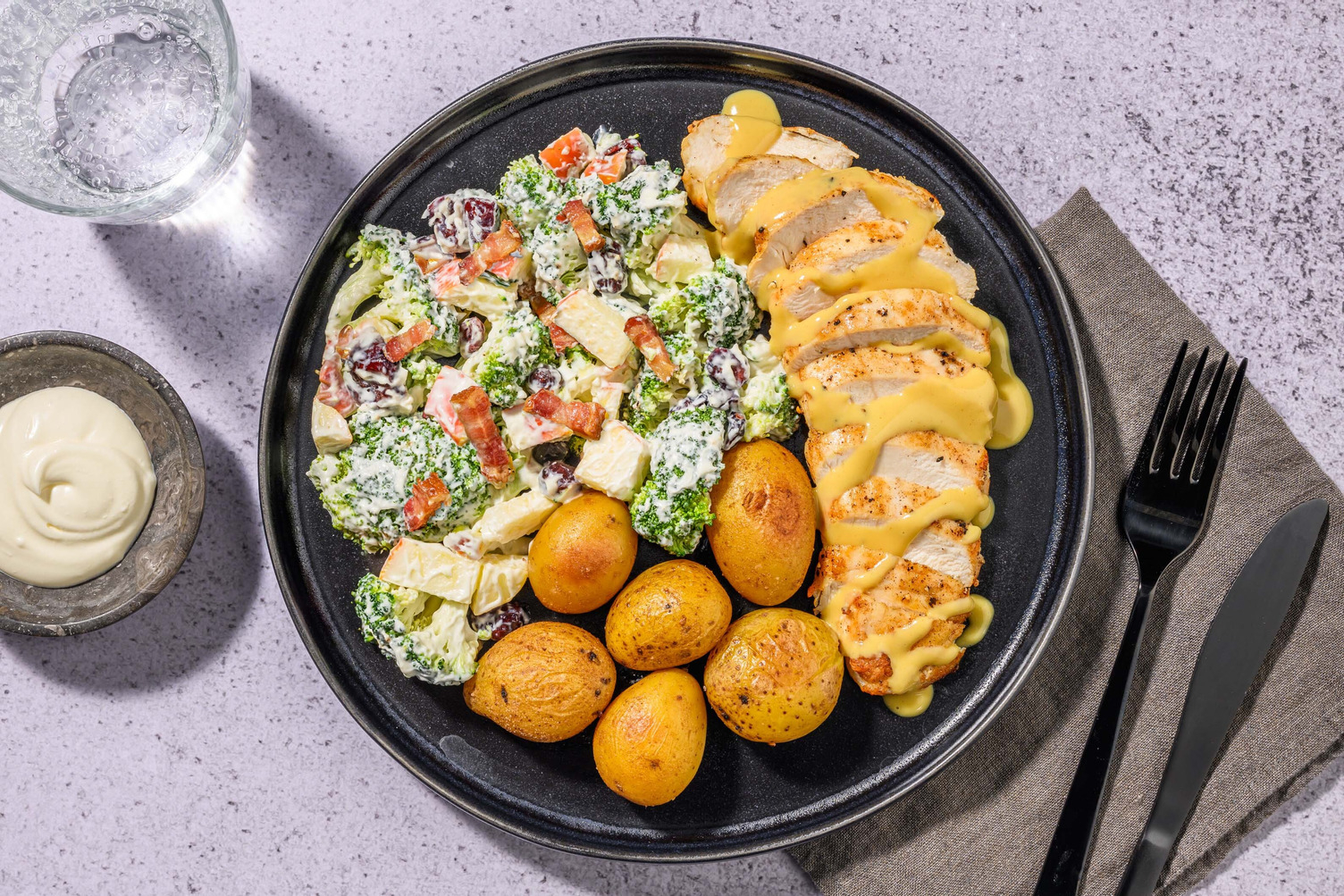 Pepperkrydret kylling og brokkolisalat