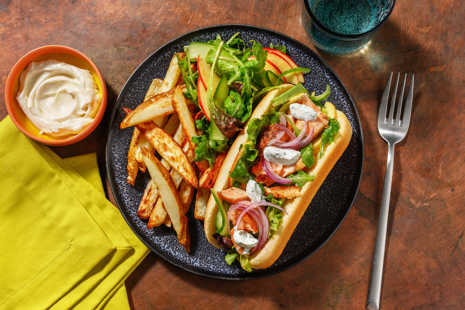 Hot dogs med lax och syltad rödlök