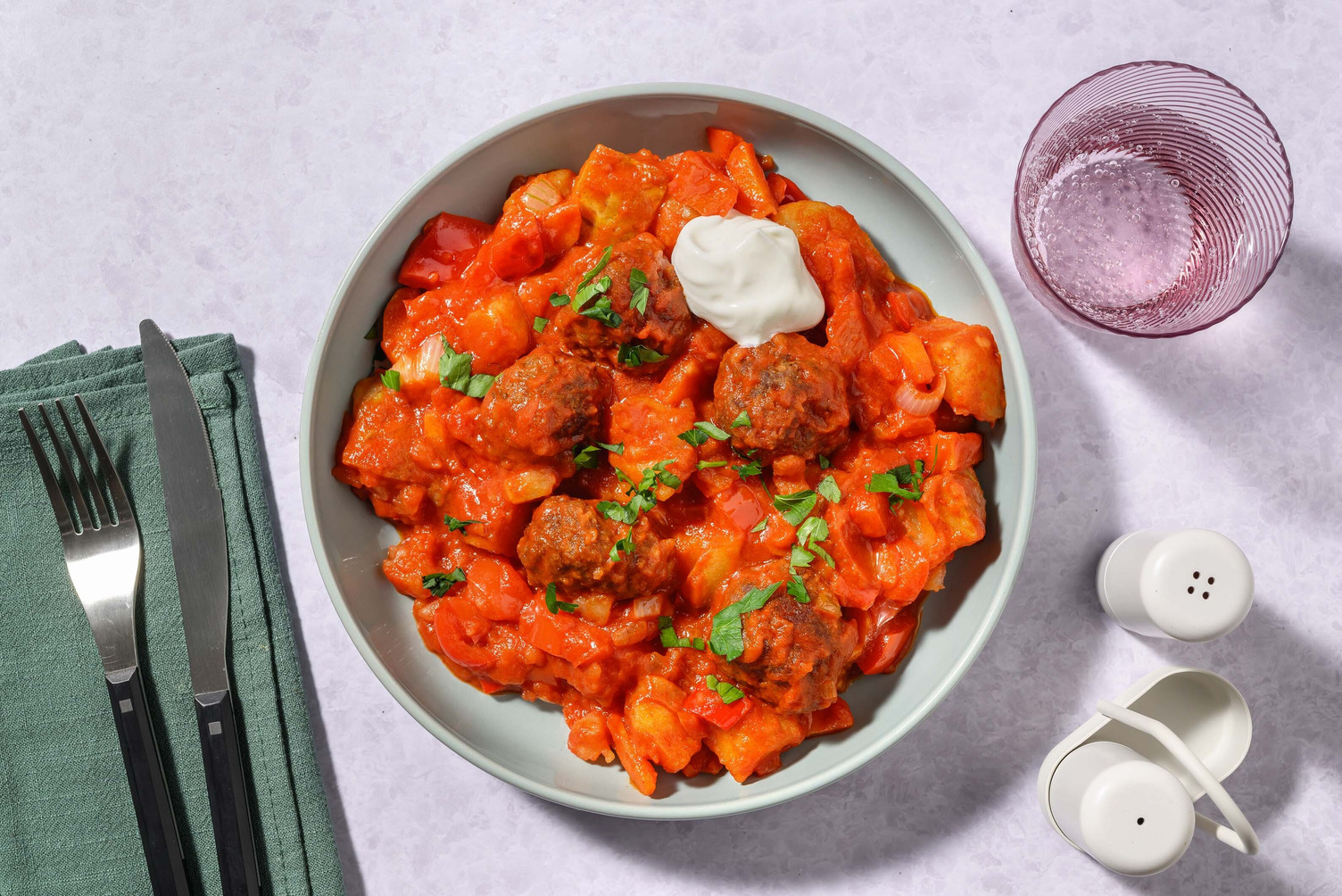 Ungersk gulaschsoppa på köttbullar