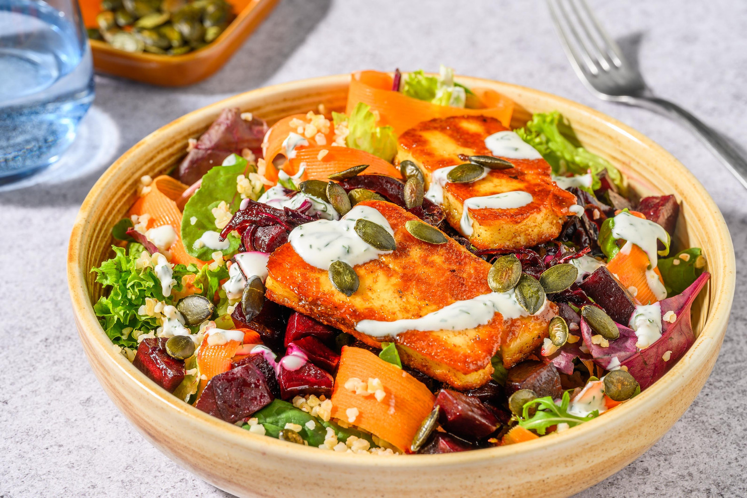 Pandestegt grillost og bulgursalat 