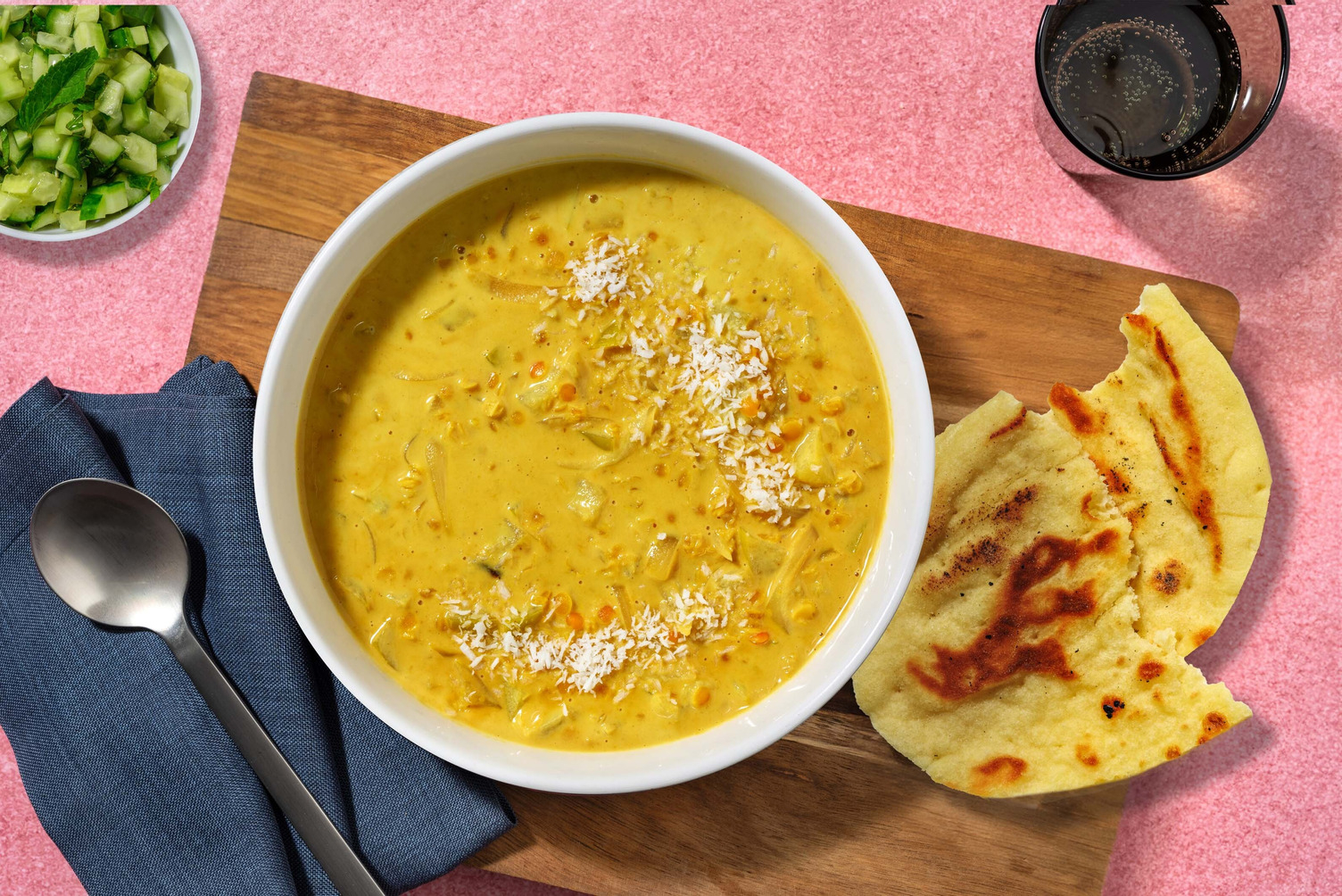 Dahl met naanbrood en komkommersalsa