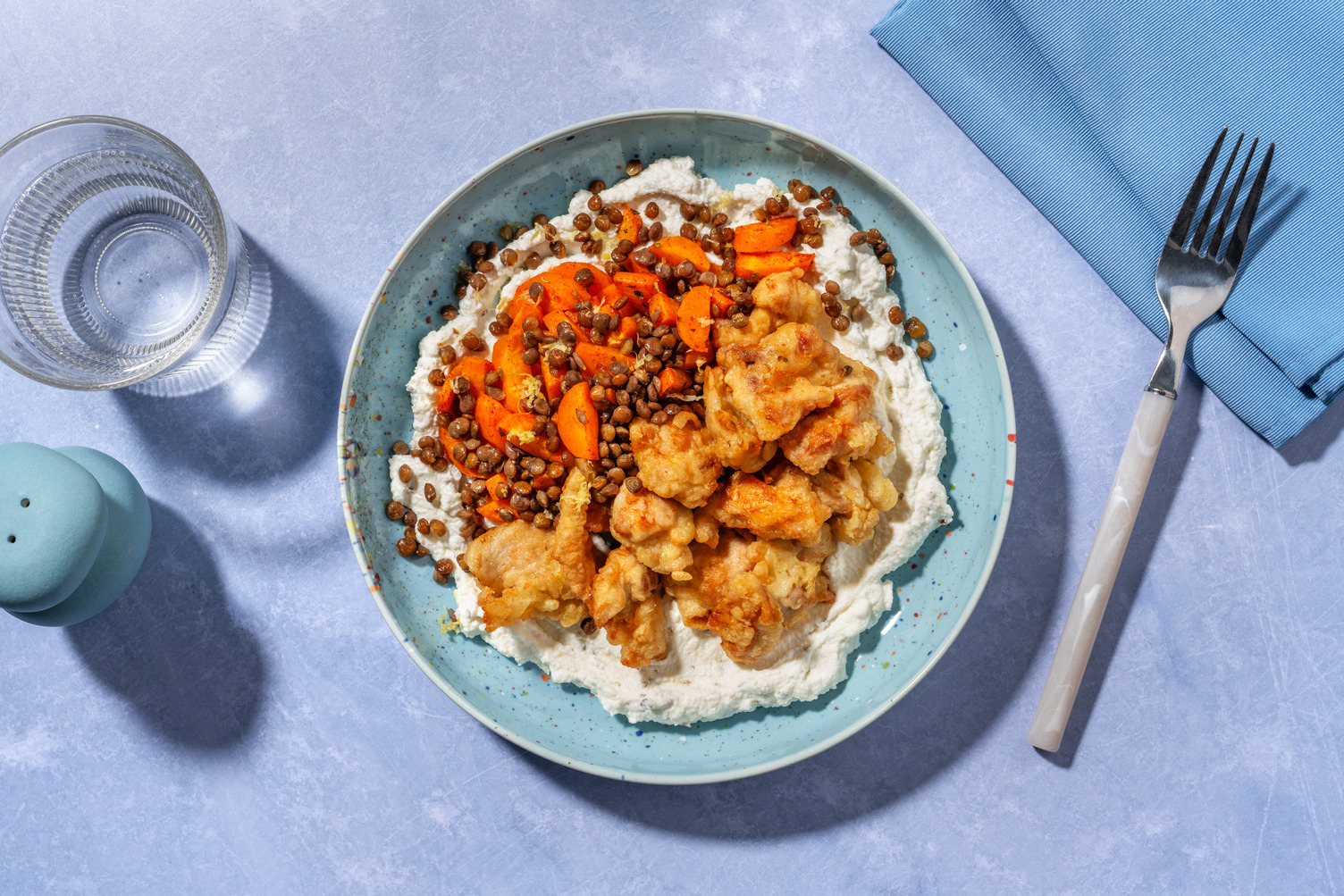 Palomitas de pollo sobre salsa de ricotta
