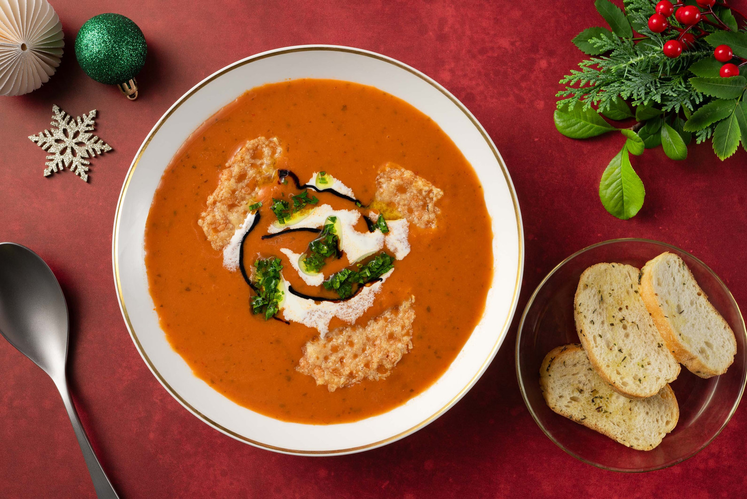 Romige tomatensoep met parmezaanchips