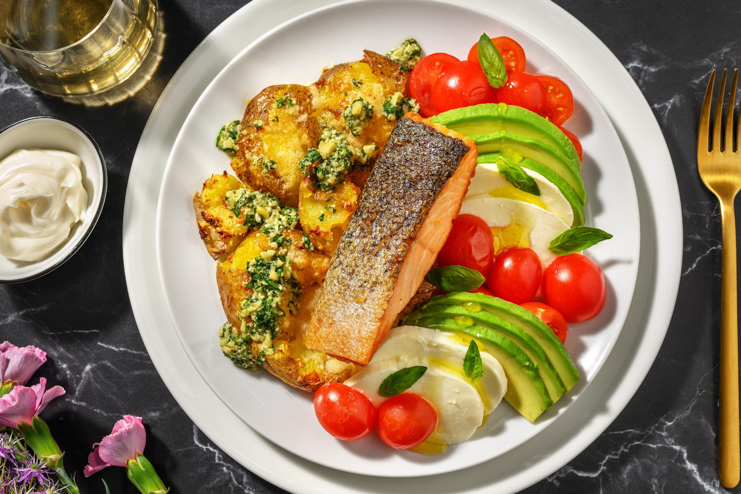 Krydret laks og avocadosalat