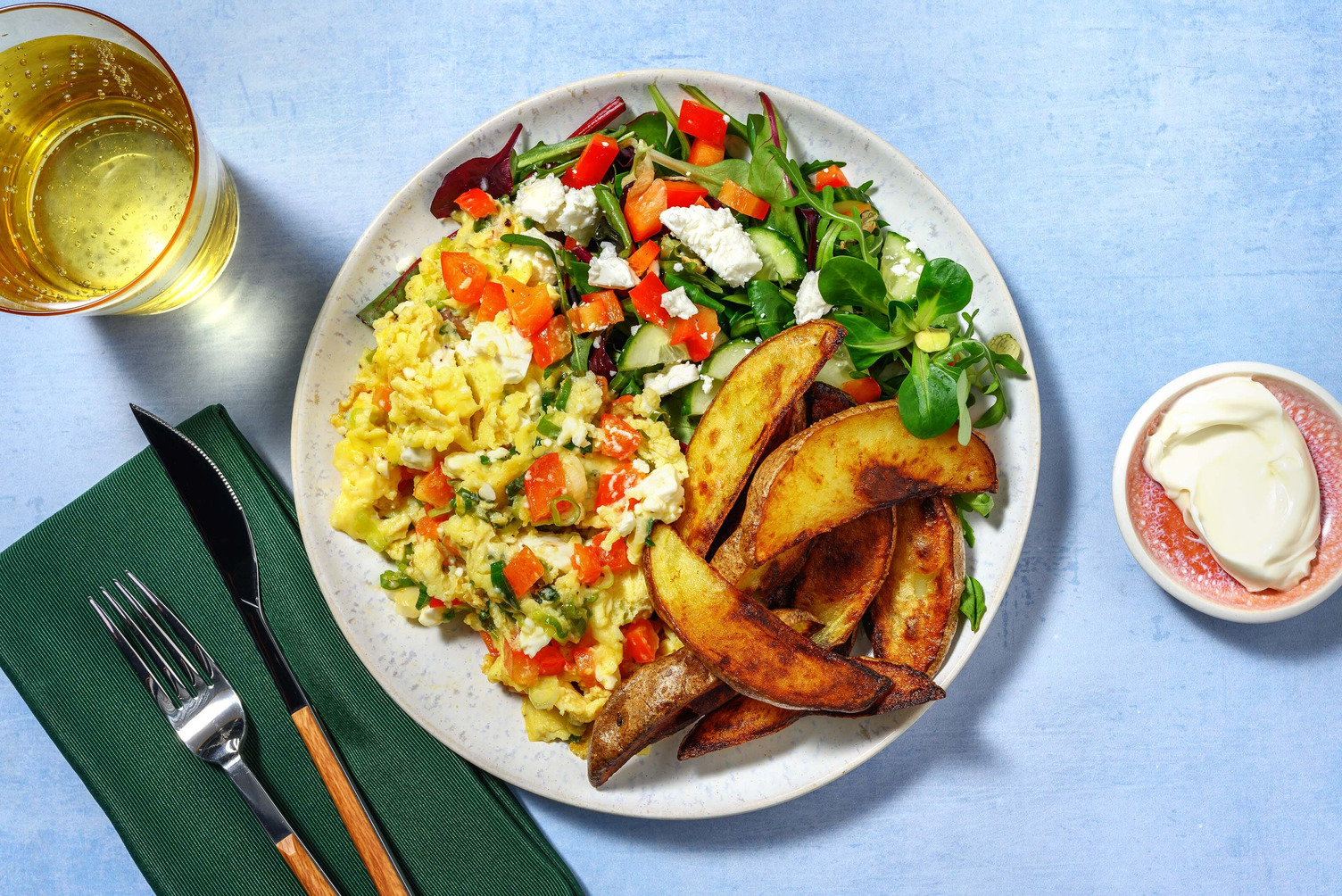 Œufs brouillés à la méditerranéenne et potato wedges