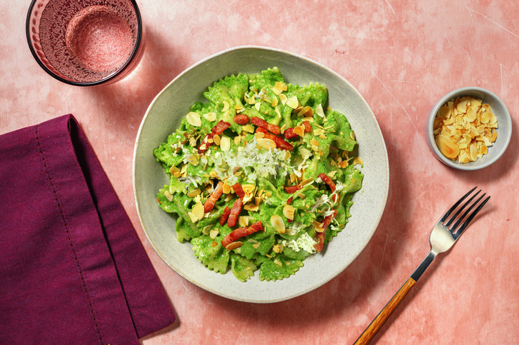 Farfalle con bacon en salsa de espinacas