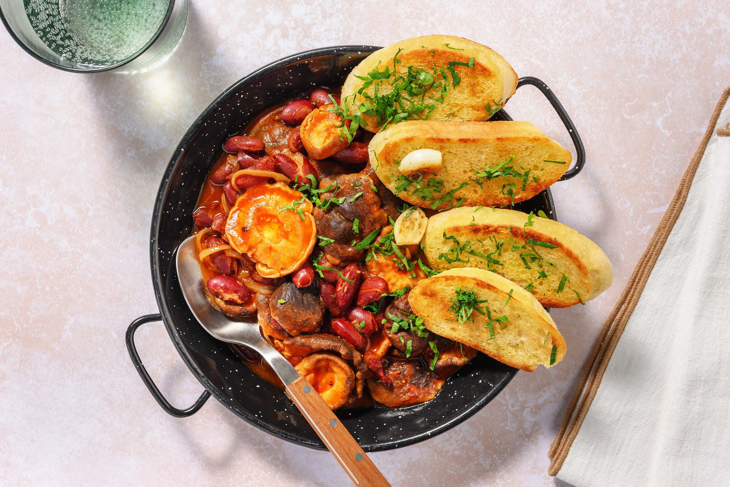 Stufato di fagioli, salsiccia e shiitake