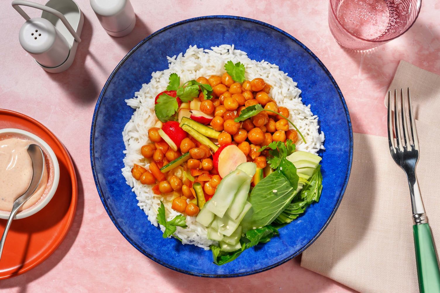 Misoglaserade kikärtor och jasminris med lax