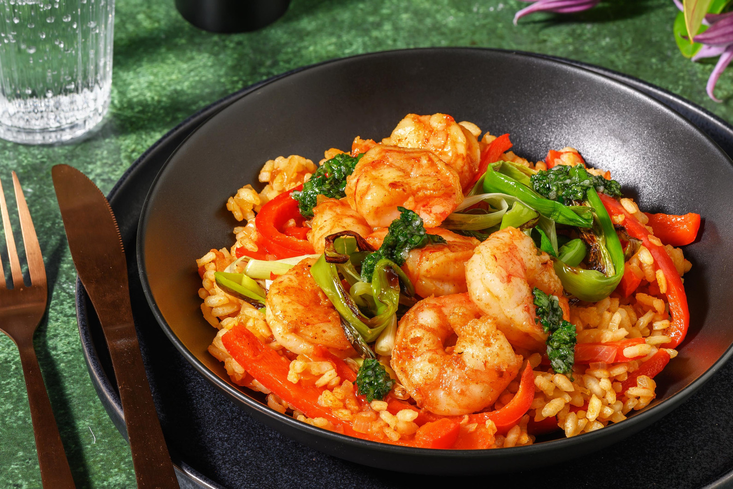 Paella på kungsräkor och sotad salladslök